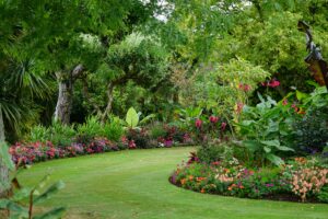 Magnifico ejemplo de jardines exteriores jardinería con arboles frondosos y plantas que brindan un toque de serenidad y frescura